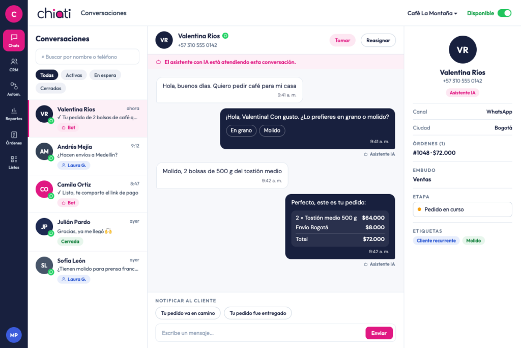 Bandeja de conversaciones de Chiati: un asistente con IA toma el pedido de una clienta por WhatsApp, con su ficha de contacto al lado